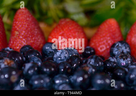 Blaubeeren und Erdbeeren auf den Tisch, frische Früchte. Konzept für den Sommer, gesunde Ernährung, hipster Essen, essen Blogs usw. Raum für Text Stockfoto