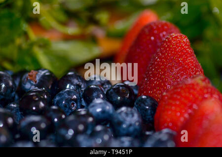 Frisch gepflückt und wusch Erdbeeren und Blaubeeren. Konzept für gesunde Ernährung, Obst, vegetarische und vegane Lebensweise, Sommer, Essen blog, usw. Kopieren Stockfoto