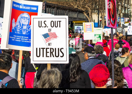 Januar 19, 2019 San Francisco/CA/USA - Teilnehmer: bis März der Damen hält 'Mind Ihre Gebärmutter' Zeichen auf der Kundgebung vor der statt Stockfoto