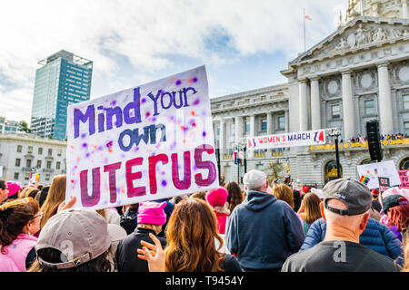 Januar 19, 2019 San Francisco/CA/USA - Teilnehmer: bis März der Damen hält 'Mind Ihre Gebärmutter' Zeichen auf der Kundgebung vor der statt Stockfoto