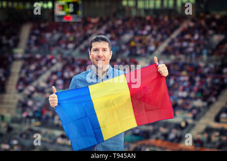 Happy Supporter bei Stadion Holding nationale rumänische Flagge bei internationalen Sportveranstaltungen Stockfoto