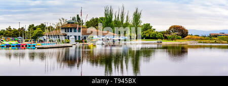Mai 9, 2019 Mountain View/CA/USA - Shoreline See Bootshaus in Shoreline Lake Park an einem bewölkten Frühling Stockfoto