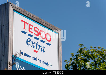 Tesco Extra auf der A127 Prince Avenue, Southend on Sea, Essex, Großbritannien. Unterzeichnen Sie mit im Geschäft, online, mobile SMS Stockfoto