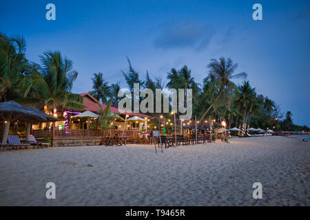 Phu Quoc, Vietnam - März 27, 2019: Touristen Bestellung Abendessen im Beach Cafe, von Palmen auf der Insel umgeben Stockfoto