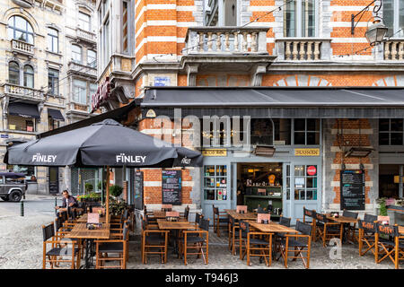 Cafe Tisch und Stühle auf der Terrasse unter freiem Himmel Stockfoto