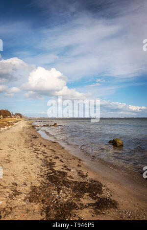 Strand von der Küstenort Humlebaeck, Dänemark. Stockfoto