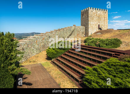 Celorico da Beira, Portugal - 15. August 2018: Blick in das Innere der Celorico da Beira Schloss, in Portugal, mit dem Amphitheater im foregro Stockfoto