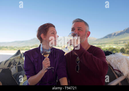 Ein paar kaukasische Touristen probieren Weine im Twee Jong Gezellen, Tulbagh, Südafrika Stockfoto