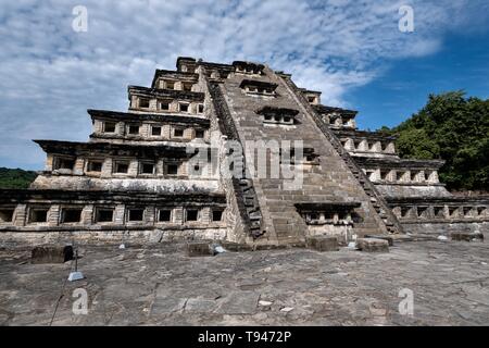 Mesoamerika Pyramide der Nischen im Präkolumbianischen archäologischen Komplex von El Tajin in Tajin, Veracruz, Mexiko. El Tajín von 600 bis 1200 CE und während dieser Zeit zahlreiche Tempel, Paläste, ballcourts blühte, und die Pyramiden wurden von der Totonac Menschen erbaut und ist eines der größten und wichtigsten Städte der klassischen Ära der Mesoamerika. Stockfoto