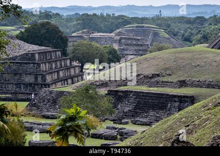 Überblick über die mesoamerika Pyramiden an den Präkolumbianischen archäologischen Komplex von El Tajin in Tajin, Veracruz, Mexiko. El Tajín von 600 bis 1200 CE und während dieser Zeit zahlreiche Tempel, Paläste, ballcourts blühte, und die Pyramiden wurden von der Totonac Menschen erbaut und ist eines der größten und wichtigsten Städte der klassischen Ära der Mesoamerika. Stockfoto