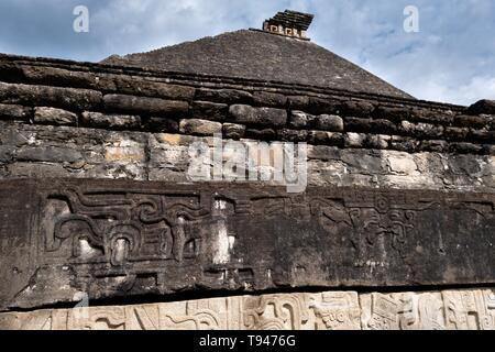 Geschnitzte relief Tafeln an den Wänden des Südens Ballcourt im Präkolumbianischen archäologischen Komplex von El Tajin in Tajin, Veracruz, Mexiko. El Tajín von 600 bis 1200 CE und während dieser Zeit zahlreiche Tempel, Paläste, ballcourts blühte, und die Pyramiden wurden von der Totonac Menschen erbaut und ist eines der größten und wichtigsten Städte der klassischen Ära der Mesoamerika. Stockfoto