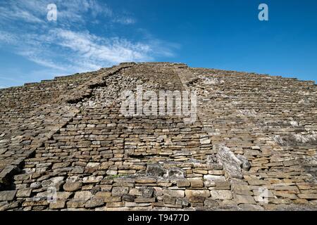 Mesoamerika Pyramide genannt Gebäude 19 in der Arroyo Gruppe an der präkolumbianischen Ausgrabungsstätte von El Tajin in Tajin, Veracruz, Mexiko. El Tajín von 600 bis 1200 CE und während dieser Zeit zahlreiche Tempel, Paläste, ballcourts blühte, und die Pyramiden wurden von der Totonac Menschen erbaut und ist eines der größten und wichtigsten Städte der klassischen Ära der Mesoamerika. Stockfoto