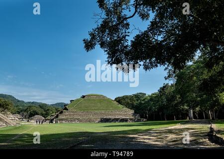 Mesoamerika Pyramide Gebäude 18 in der Arroyo Gruppe an der präkolumbianischen Ausgrabungsstätte von El Tajin in Tajin, Veracruz, Mexiko. El Tajín von 600 bis 1200 CE und während dieser Zeit zahlreiche Tempel, Paläste, ballcourts blühte, und die Pyramiden wurden von der Totonac Menschen erbaut und ist eines der größten und wichtigsten Städte der klassischen Ära der Mesoamerika. Stockfoto