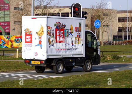 Almere Buiten, Niederlande - Februar 18, 2019: Elektrische Lieferung Fahrzeug E-Worker von Picknick, einem Niederländischen online Supermarkt. Stockfoto