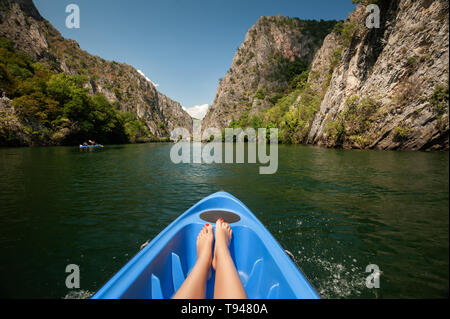 Kajak durch Fluss in Matka Canyon, Mazedonien. Frau Beine in der blauen Kajak Stockfoto