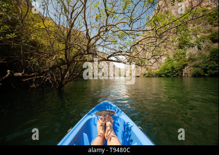 Kajak durch Fluss in Matka Canyon, Mazedonien. Frau Beine in der blauen Kajak Stockfoto