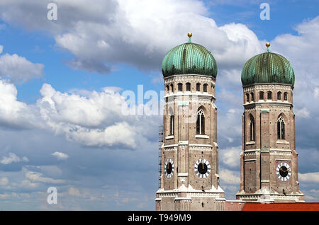 München, Deutschland - in der Nähe des Clock Towers der Frauenkirche katholische Kathedrale und Wahrzeichen der Stadt Stockfoto