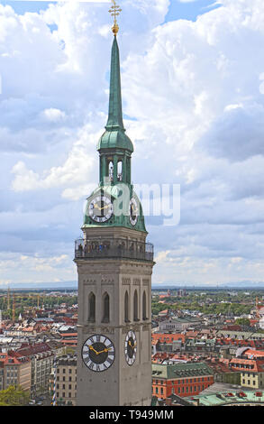 Der 91 Meter hohe Turm der barocken Kirche St. Peter in München, allgemein bekannt als "Alten Peter": Alte Pete Stockfoto