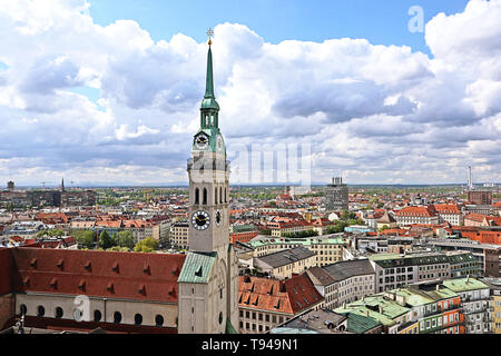 Panoramablick über München mit dem 91 Meter hohen Turm der barocken Kirche St. Peter in München, allgemein bekannt als "Alten Peter": Alte Pete Stockfoto