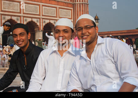 Porträt einer Muslime sitzen im Jama Masjid, Meena Basar Chandni Chowk, Delhi, 16. Oktober 2013 Stockfoto