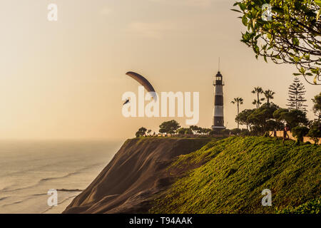 Paragliding auf den Klippen der Stadt Lima in Peru bei Sonnenuntergang Stockfoto