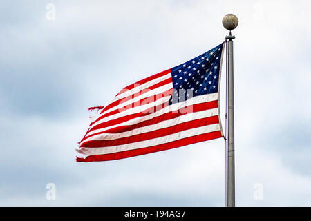 Amerikanische Flagge an einem bewölkten Himmel Hintergrund; in der Nähe bis zum Memorial Day oder Juli 4. Stockfoto