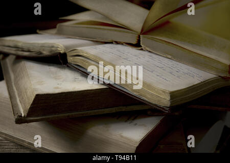 Stapel alter Bücher mit handschriftlichen Tagebuch Stockfoto