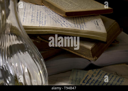 Stapel alter Bücher mit handschriftlichen Tagebuch Stockfoto