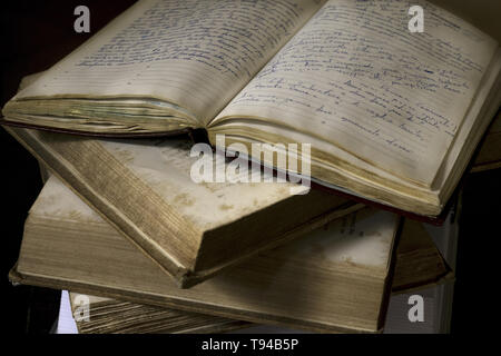 Stapel alter Bücher mit handschriftlichen Tagebuch Stockfoto