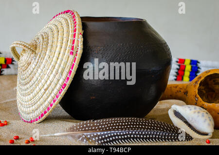 Afrikanische Bier, bezeichnet als utshwala in Zulu, aus mealie Meal gebraut und getrunken aus einem Ton Trinkgefäß ukhamba genannt. Bild: Jonathan Stockfoto