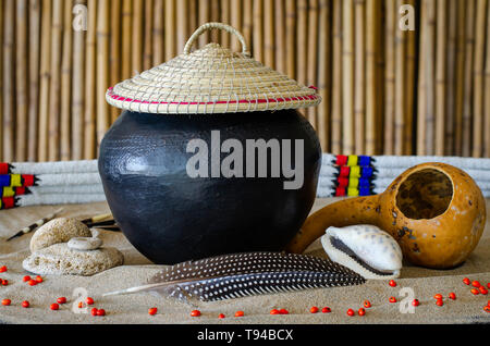 Afrikanische Bier, bezeichnet als utshwala in Zulu, aus mealie Meal gebraut und getrunken aus einem Ton Trinkgefäß ukhamba genannt. Bild: Jonathan Stockfoto