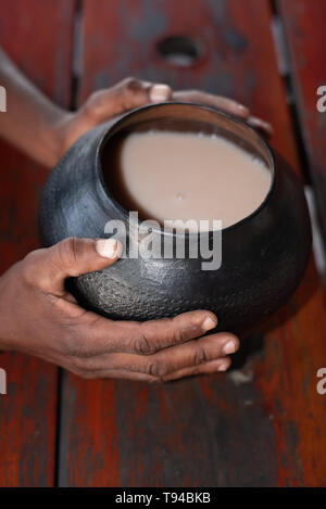 Afrikanische Bier, bezeichnet als utshwala in Zulu, aus mealie Meal gebraut und getrunken aus einem Ton Trinkgefäß ukhamba genannt. Stockfoto