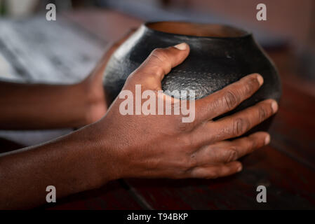 Afrikanische Bier, bezeichnet als utshwala in Zulu, aus mealie Meal gebraut und getrunken aus einem Ton Trinkgefäß ukhamba genannt. Stockfoto