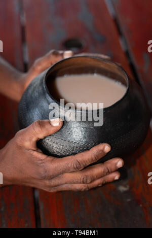 Afrikanische Bier, bezeichnet als utshwala in Zulu, aus mealie Meal gebraut und getrunken aus einem Ton Trinkgefäß ukhamba genannt. Stockfoto