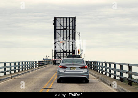 Eine Zugbrücke in der Position oben am Ocean Drive zwischen Wildwood Crest und Cape May, New Jersey, USA Stockfoto