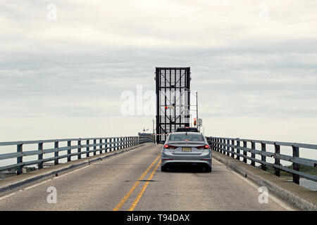 Eine Zugbrücke in der Position oben am Ocean Drive zwischen Wildwood Crest und Cape May, New Jersey, USA Stockfoto