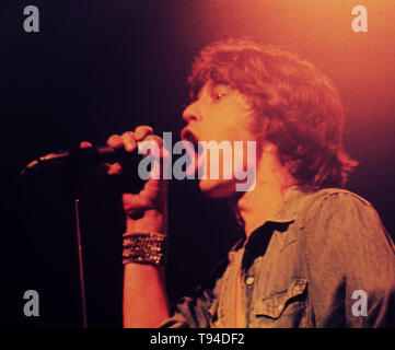 Köln, Deutschland - Juni 02: Mick Jagger von den Rolling Stones führt live auf der Bühne des Sportshalle in Köln, Deutschland, am 02. Juni 1976 im Rahmen der Europäischen Tour (Foto von Gijsbert Hanekroo... Sammlung: Redferns Personen: Mick Jagger *** Local Caption *** Mick Jagger Stockfoto