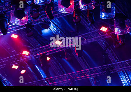 Blaue Neonlicht. Bunte Konzert Beleuchtung. Die Lichtstrahlen Konzert Beleuchtung auf dunklem Hintergrund vor dem Projektor. Stockfoto