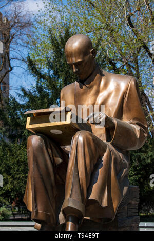 Mailand, Italien: Das Denkmal Indro Montanelli, einer Skulptur von Vito Tongiani mit der bekannte italienische Journalist schriftlich auf seine Lettera 22 Schreibmaschine Stockfoto