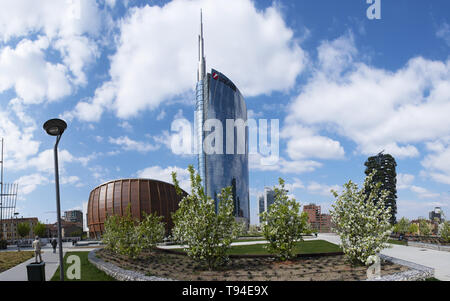 Mailand: Biblioteca degli Alberi, Bibliothek der Bäume, neuen öffentlichen Park mit Unicredit Pavilion Unicredit Wolkenkratzer und Bosco Verticale (vertikale Wald) Stockfoto