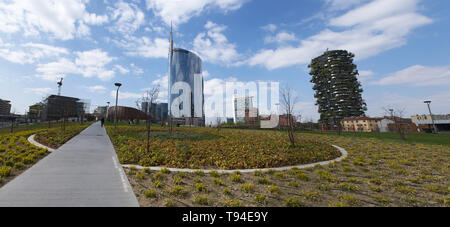 Mailand: Biblioteca degli Alberi, Bibliothek der Bäume, neuen öffentlichen Park mit Unicredit Pavilion Unicredit Wolkenkratzer und Bosco Verticale (vertikale Wald) Stockfoto