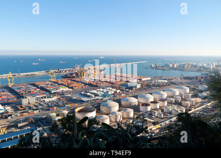 Container Terminal im Hafen von Barcelona. Stockfoto