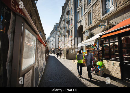 Saint-Malo (Bretagne, Frankreich): "rue Jacques Cartier "Straße in der historischen Innenstadt Stockfoto