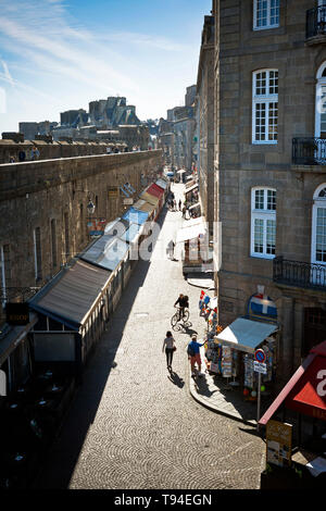 Saint-Malo (Bretagne, Frankreich): "Ort Kerl La Chambre" und "rue Jacques Cartier "Straße in der historischen Innenstadt. Auf der linken Seite, t Stockfoto