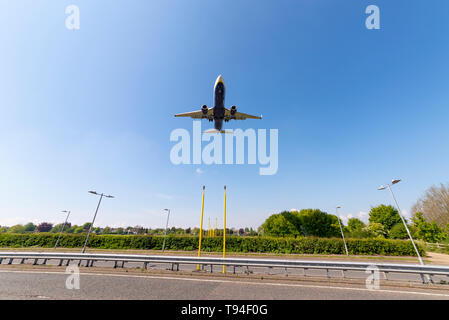 Ryanair Boeing 737 Jet Airliner Flugzeug im Endanflug zu landen über Nestuda Weg nach dem Perimeter der Flughafen London Southend, Essex, Großbritannien Stockfoto