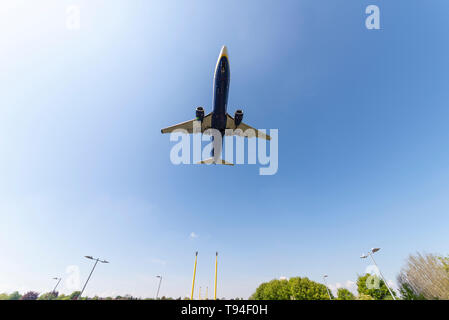 Ryanair Boeing 737 Jet Airliner Flugzeug im Endanflug zu landen über Nestuda Weg nach dem Perimeter der Flughafen London Southend, Essex, Großbritannien Stockfoto