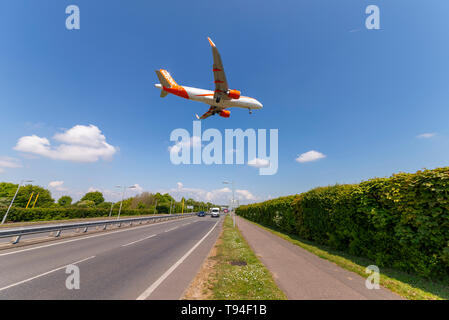 EasyJet Airbus Jet Airliner Flugzeug im Endanflug zu landen über Nestuda Weg Straße nach dem Perimeter der Flughafen London Southend, Essex, Großbritannien Stockfoto