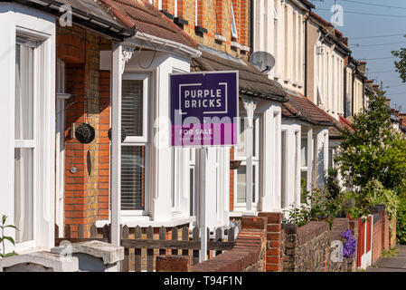 Purplebricks, Lila Ziegel für Verkauf Zeichen. Immobilienmarkt online Immobilienmakler. Verkauf von Werbung außerhalb Heim, Haus, Terrasse. Agentur Stockfoto