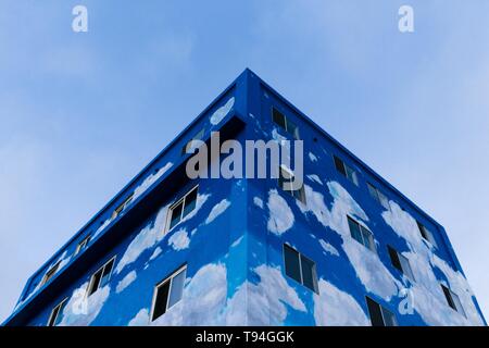 Halbfertiges blaues Gebäude aus einem niedrigen Winkel aufgenommen Stockfoto