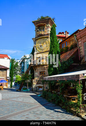 Tiflis, Georgien - 23.September 2018. Der Glockenturm von Rezo Gabriadze Puppentheater in der Altstadt von Tiflis, Georgien. Stockfoto